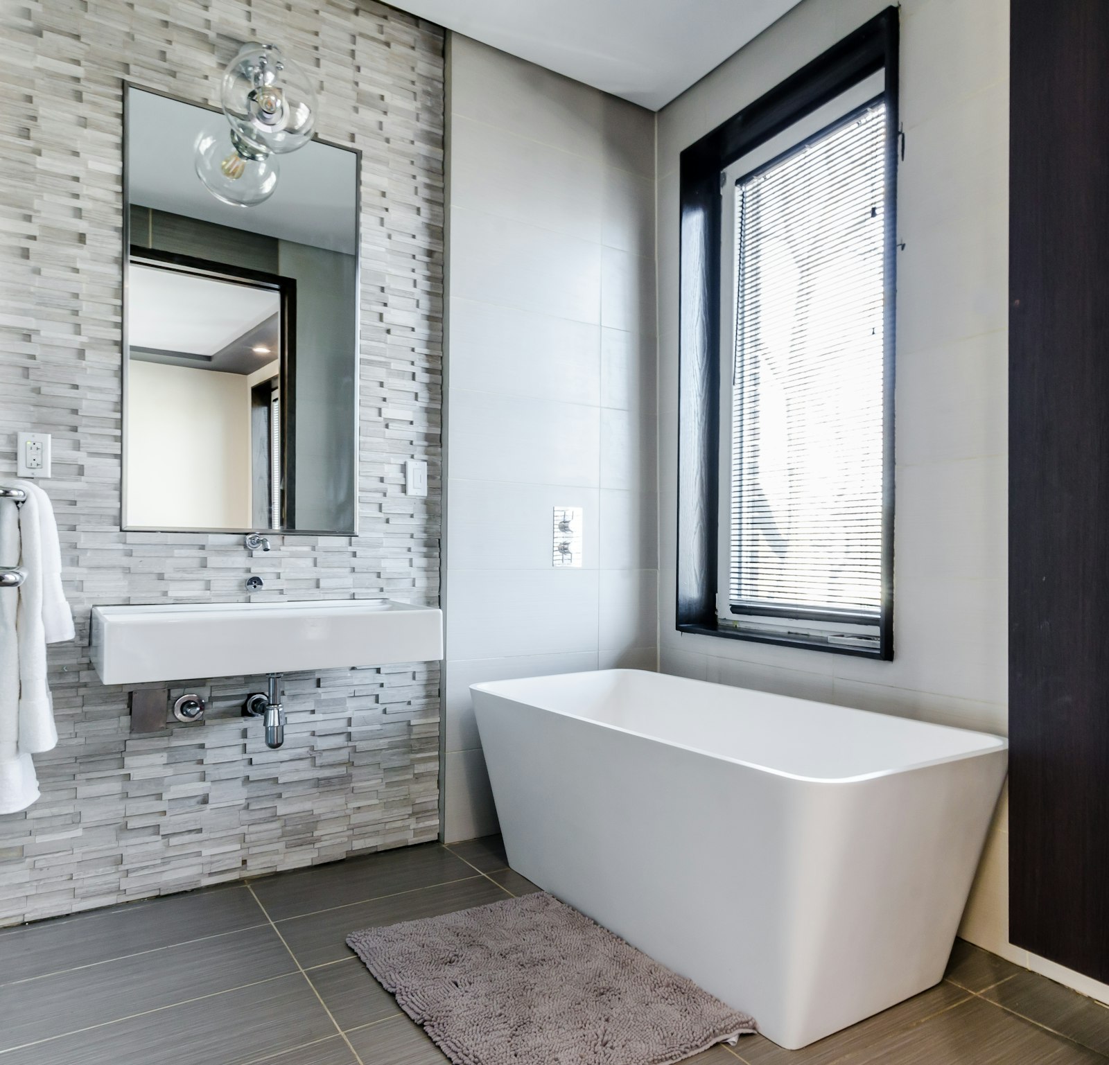 Modern saniertes Badezimmer